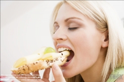 Viennaslide-72000363 Junge Frau isst Käsebrot - Young Woman eating Bread with Cheese