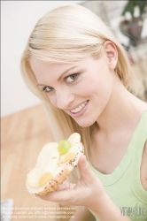 Viennaslide-72000367 Junge Frau isst Käsebrot - Young Woman eating Bread with Cheese