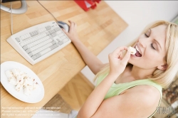 Viennaslide-72000381 Junge Frau isst türkischen Honig - Young Woman eating Cakes