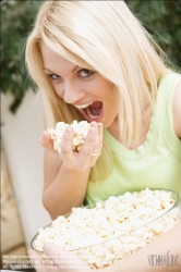Viennaslide-72000388 Junge Frau mit großer Schüssel Popcorn - Young Woman eating Popcorn