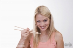 Viennaslide-72000447 Junge Frau mit Essstäbchen - Young Woman with Chopsticks