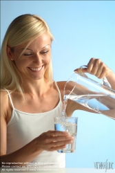 Viennaslide-72000581 Junges Mädchen trinkt Wasser - Young Girl drinks Water