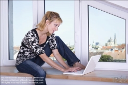 Viennaslide-78251129 Junge Frau mit Laptop am Fenster - Young Woman with Computer at the Window