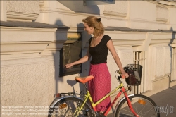 Viennaslide-79000001 Mädchen am Geldautomat - Girl using ATM