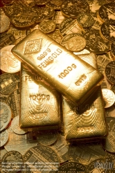 Viennaslide-79070123 Drei Goldbarren auf Münzen - Three Gold Bars on Gold Coins