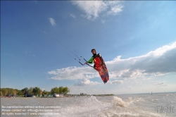 Viennaslide-92110110 Kitesurfing