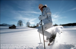 Viennaslide-93115173 Junge Frau, Winterspaß in den Österreichischen Alpen - Young Woman, Winter Fun in the Austrian Alps