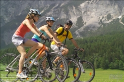 Viennaslide-97320319 Junge Leute beim Radfahren durch Österreichische Landschaft bei Schladming - Austrian Countyside near Schladming, Friends Cycling