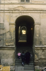 Viennaslide-00065104 Wien, Durchhaus Raimundhof vor der Sanierung, um 1986