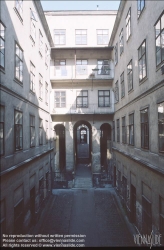 Viennaslide-00075202 Wien, Durchhaus Neustiftgasse 16 vor der Sanierung, um 1986