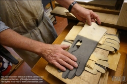 Viennaslide-00241566 Wien Mariahilfer Straße, Alois Anderle, der letzte Handschuhmacher Wiens