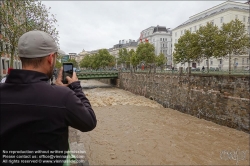 Viennaslide-00319147 Wien, ein Mann fotografiert das Wienfluss-Hochwasser am 15.9.2024 // Vienna, A Man takes a Photo of the Flooding of Wienfluss River on September 15, 2024