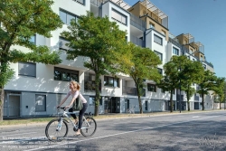 Viennaslide-00471525f Wien, Eine Radfahrerin vor der modernen Wohnhausanlage Schiffmühlenstraße 120 - Vienna, Modern Apartment House