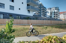 Viennaslide-00471533f Wien, Eine Radfahrerin vor der modernen Wohnhausanlage Schiffmühlenstraße 120 - Vienna, Modern Apartment House