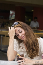 Viennaslide-00523315 Mädchen im Straßencafe - Young Woman at Coffeeshop