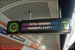 Viennaslide-00630137 Hinweis auf die Maskenpflicht in der U-Bahn