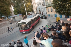 Viennaslide-02139134 Wien, Flashmob 'Buswinken' auf der Revue-Tribüne beim Esterhazypark