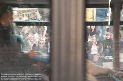 Viennaslide-02139147 Wien, Flashmob 'Buswinken' auf der Revue-Tribüne beim Esterhazypark