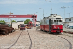 Viennaslide-03700238 Wien, Straßenbahn, Hauptwerkstätte, Verladung des ausgemusterten Straßenbahnwagens 4790 für den Transport nach Polen - Vienna, Tramway, Main Workshop, Transport of a Tramcar