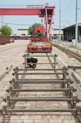 Viennaslide-03700239 Wien, Straßenbahn, Hauptwerkstätte, Verladung des ausgemusterten Straßenbahnwagens 4790 für den Transport nach Polen - Vienna, Tramway, Main Workshop, Transport of a Tramcar