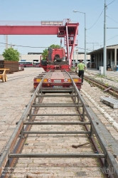 Viennaslide-03700248 Wien, Straßenbahn, Hauptwerkstätte, Verladung des ausgemusterten Straßenbahnwagens 4790 für den Transport nach Polen - Vienna, Tramway, Main Workshop, Transport of a Tramcar