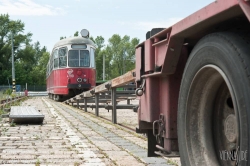 Viennaslide-03700251 Wien, Straßenbahn, Hauptwerkstätte, Verladung des ausgemusterten Straßenbahnwagens 4790 für den Transport nach Polen - Vienna, Tramway, Main Workshop, Transport of a Tramcar