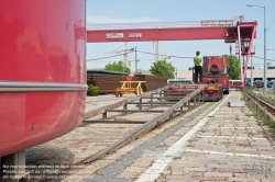 Viennaslide-03700252 Wien, Straßenbahn, Hauptwerkstätte, Verladung des ausgemusterten Straßenbahnwagens 4790 für den Transport nach Polen - Vienna, Tramway, Main Workshop, Transport of a Tramcar