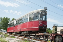 Viennaslide-03700256 Wien, Straßenbahn, Hauptwerkstätte, Verladung des ausgemusterten Straßenbahnwagens 4790 für den Transport nach Polen - Vienna, Tramway, Main Workshop, Transport of a Tramcar