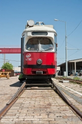 Viennaslide-03700264 Wien, Straßenbahn, Hauptwerkstätte, Verladung des ausgemusterten Straßenbahnwagens 4790 für den Transport nach Polen - Vienna, Tramway, Main Workshop, Transport of a Tramcar