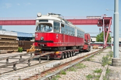 Viennaslide-03700268 Wien, Straßenbahn, Hauptwerkstätte, Verladung des ausgemusterten Straßenbahnwagens 4790 für den Transport nach Polen - Vienna, Tramway, Main Workshop, Transport of a Tramcar