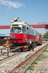 Viennaslide-03700271 Wien, Straßenbahn, Hauptwerkstätte, Verladung des ausgemusterten Straßenbahnwagens 4790 für den Transport nach Polen - Vienna, Tramway, Main Workshop, Transport of a Tramcar