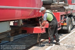 Viennaslide-03700273 Wien, Straßenbahn, Hauptwerkstätte, Verladung des ausgemusterten Straßenbahnwagens 4790 für den Transport nach Polen - Vienna, Tramway, Main Workshop, Transport of a Tramcar