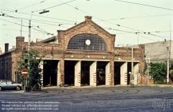 Viennaslide-03716105 Die Remise Währing, Kreuzgasse ist eine ehemalige, denkmalgeschützte Remise der Wiener Linien. Der Gebäudekomplex befindet sich im Bezirksteil Währing des 18. Wiener Gemeindebezirks in der Kreuzgasse 72–76, an der Strecke der Straßenbahnlinien 9 und 42. 1993 wurde die Remise aufgelassen. Die Hallen wurden seither für einen Supermarkt, als Turnhalle sowie als Lagerräume genutzt.