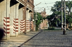 Viennaslide-03716107 Die Remise Währing, Kreuzgasse ist eine ehemalige, denkmalgeschützte Remise der Wiener Linien. Der Gebäudekomplex befindet sich im Bezirksteil Währing des 18. Wiener Gemeindebezirks in der Kreuzgasse 72–76, an der Strecke der Straßenbahnlinien 9 und 42. 1993 wurde die Remise aufgelassen. Die Hallen wurden seither für einen Supermarkt, als Turnhalle sowie als Lagerräume genutzt.