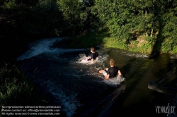 Viennaslide-04302406 Der Wiener Neustädter Kanal ist ein 1803 in Betrieb genommener und bis auf 63 km Länge erweiterter künstlicher Wasserlauf, auf dem vor allem Holz, Ziegel und Kohle aus dem Raum südlich der Donau nach Wien transportiert wurden. Da spätere, private Eigentümer vorrangig Bahnprojekte verfolgten und wichtige Teile des Wasserweges zur Bahntrasse umwidmeten, ging die Kanalschifffahrt ab 1879 stark zurück und hörte noch vor dem Ersten Weltkrieg ganz auf.