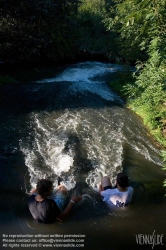 Viennaslide-04302407 Der Wiener Neustädter Kanal ist ein 1803 in Betrieb genommener und bis auf 63 km Länge erweiterter künstlicher Wasserlauf, auf dem vor allem Holz, Ziegel und Kohle aus dem Raum südlich der Donau nach Wien transportiert wurden. Da spätere, private Eigentümer vorrangig Bahnprojekte verfolgten und wichtige Teile des Wasserweges zur Bahntrasse umwidmeten, ging die Kanalschifffahrt ab 1879 stark zurück und hörte noch vor dem Ersten Weltkrieg ganz auf.