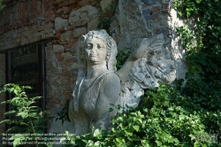 Viennaslide-04302904 In Kleinneusiedl entstand 1790 auf Betreiben des Wiener Großhändlers Ignaz Theodor Pachner die größte Papierfabrik Kontinentaleuropas: drei Wasserräder hielten die Holländermaschinen in Gang, ein Walzwerk sorgte für die Glättung des Papiers, unter dem riesigen Mansardendach wurden die handgeschöpften Bütten getrocknet. Der Erfolg der Papierfabrik Kleinneusiedl basierte auch auf dem Privileg, Banknoten, Staatsschuldverschreibungen und staatliche Wertpapiere herstellen zu können.