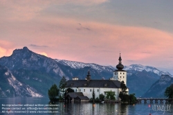 Viennaslide-04434244 Das Schloss Ort (bis ins frühe 20. Jahrhundert auch Orth geschrieben) ist ein Komplex aus zwei Schlössern am Traunsee in Gmunden (Oberösterreich). Es besteht aus dem bekannteren Seeschloss auf einer Insel im Traunsee und dem über der Brücke angebundenen Landschloss. Das Seeschloss zählt zu den ältesten Gebäuden des Salzkammergutes. Es diente als Außenkulisse für die Fernsehserie Schlosshotel Orth.