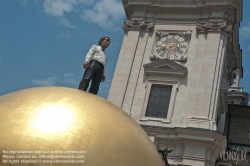 Viennaslide-04510008 Die Sphaera ist ein Gesamtkunstwerk in der Altstadt von Salzburg, bestehend aus
einer männlichen Figur, stehend auf einer riesigen goldenen Kugel auf dem Kapitelplatz, und
der „Frau im Fels“, einer weiblichen Figur in einer Felsspalte im Toscanini-Hof.