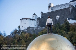 Viennaslide-04510017 Die Sphaera ist ein Gesamtkunstwerk in der Altstadt von Salzburg, bestehend aus
einer männlichen Figur, stehend auf einer riesigen goldenen Kugel auf dem Kapitelplatz, und
der „Frau im Fels“, einer weiblichen Figur in einer Felsspalte im Toscanini-Hof.