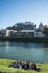 Viennaslide-04510027 Salzburg, eine Grupper junger Menschen am Ufer der Salzach, im Hintergrund die Festung Hohensalzburg - Salzburg, a Group of Young People at the Banks of River Salzach, Hohensalzburg Castle in the Background