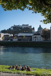 Viennaslide-04510029 Salzburg, eine Grupper junger Menschen am Ufer der Salzach, im Hintergrund die Festung Hohensalzburg - Salzburg, a Group of Young People at the Banks of River Salzach, Hohensalzburg Castle in the Background