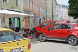 Viennaslide-04519107 Österreich, Salzburg, Autos um einen Gastgarten // Austria, Salzburg, carfriendly Cafe