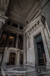 Viennaslide-05817734 Der Justizpalast von Brüssel (französisch Palais de Justice de Bruxelles, niederländisch Justitiepaleis van Brussel) ist das bedeutendste Gerichtsgebäude Belgiens. Es wurde zwischen 1866 und 1883 nach Plänen des Architekten Joseph Poelaert im Stil des Eklektizismus in der belgischen Hauptstadt Brüssel errichtet und war der größte Justizpalast des 19. Jahrhunderts.