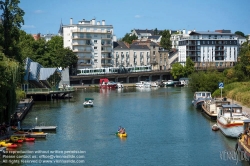 Viennaslide-05221042 Die Erdre ist ein Fluss in Frankreich, der in der Region Pays de la Loire verläuft. Sie mündet im Stadtgebiet von Nantes als rechter Nebenfluss in einen Nebenarm der Loire (Bras de la Madeleine). In diesem Abschnitt ist sie auch Teil des Canal de Nantes à Brest, der heute jedoch nur mehr touristisch genutzt wird. Auf ihrem Weg durchquert die Erdre die Départements Maine-et-Loire und Loire-Atlantique.