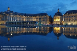 Viennaslide-05231016 Dieser Ort ist einer der repräsentativsten Werke der klassischen Französisch Architektur des XVIII. Jahrhunderts, errichtet unter der Leitung von Claude Boucher zwischen 1730 und 1755. Im Vordergrund der größte 'Mirroir d'Eau' Frankreichs.