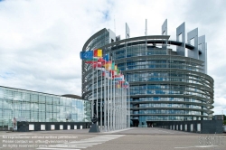 Viennaslide-05241520 Das Europäische Parlament (inoffiziell auch Europaparlament oder EU-Parlament; kurz EP) mit offiziellem Sitz in Straßburg ist das Parlament der Europäischen Union. Das Europäische Parlament wurde von der Architektengruppe 'Architecture Studio' aus Paris geplant.