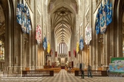 Viennaslide-05263131f Die Kathedrale Sainte-Croix d’Orléans ist das religiöse Zentrum des Bistums Orléans. Sie ist im nachgotischen Stil gebaut und dem Heiligen Kreuz geweiht. Der Grundstein zu dem heutigen Bauwerk wurde am 18. April 1601 gelegt, die Einweihung fand am 8. Mai 1829 statt. 1854 erhielt die Kirche von Papst Pius IX. den Titel einer päpstlichen Basilica minor, 1862 wurde sie als Monument historique eingetragen.