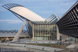 Viennaslide-05273967 Der Bahnhof Lyon Saint-Exupéry TGV (franz.: Gare de Saint-Exupéry TGV) ist ein Fernverkehrsbahnhof am Flughafen Lyon Saint-Exupéry, etwa 20 Kilometer östlich des Zentrums von Lyon in Frankreich. Architekt des TGV-Bahnhofs Lyon-Saint-Exupéry ist der Spanier Santiago Calatrava, der sich 1987 in einem international ausgeschriebenen Architekturwettbewerb knapp gegen Richard Rogers behaupten konnte. Das Bahnhofsgebäude besteht aus einer 450 Meter langen und 56 Meter breiten Halle aus Stahl, Glaselementen und Stahlbeton mit Verbindungsgängen zum Flughafen Lyon Saint-Exupéry. Zentrales bauliches Element des Bahnhofs ist der rund 39 Meter hohe Hauptpavillon, dessen skelettartige Form oft mit einem riesigen Vogel verglichen wird.