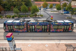 Viennaslide-05282916 Die Straßenbahn Aubagne (französisch Tramway d’Aubagne oder Tramway du Pays d’Aubagne et de l’Étoile) ist ein Straßenbahnsystem in der französischen Stadt Aubagne. Seit dem 1. September 2014 verkehrt eine 2,7 km lange Linie vom Bahnhof, an der Bahnstrecke Marseille–Ventimiglia, nach Le Charrel in den Westen der Stadt. Ursprünglich, waren, ab 2019, zwei Linien und ein 12 km langes Netz geplant. Nach einem Wechsel der Mehrheitsverhältnisse im Gemeinderat wurden alle weiteren Planungen gestoppt. Stattdessen soll die Straßenbahn bis 2024 über die ehemalige Bahnstrecke Aubagne–La Barque nach La Bouilladisse verlängert werden. Wie alle öffentlichen Verkehrsmittel in Aubagne ist die Straßenbahn kostenlos nutzbar.
Die Fahrzeuge wurden durch den Künstler Hervé Di Rosa verziert. Er hat mit Schülern aus der Gemeinde das Design entwickelt.